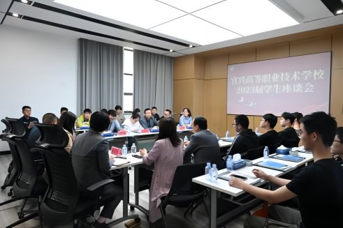 校企共培 将来可期丨瓦力游戏股份召开2023届实习生座谈会
